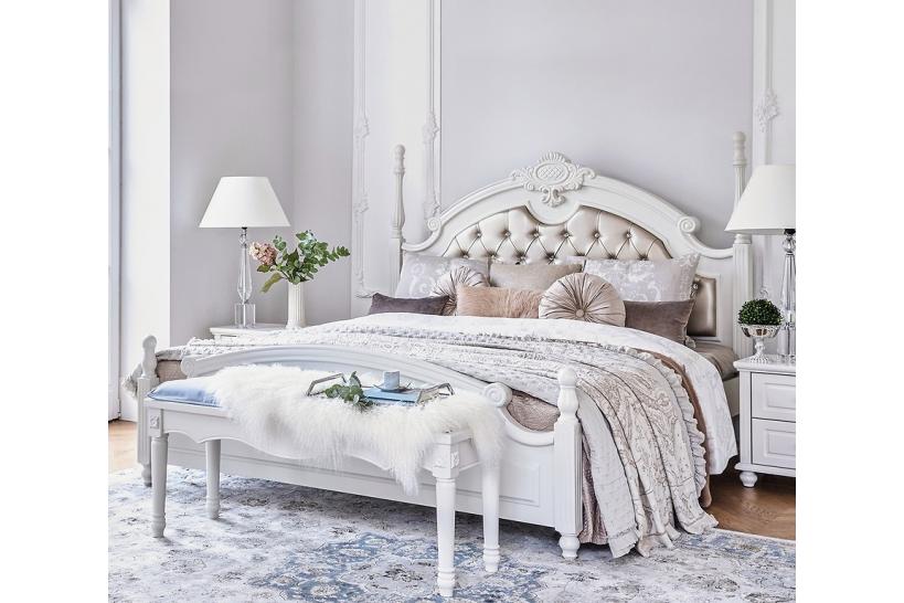 Letto matrimoniale bianco con testata imbottita decorata con