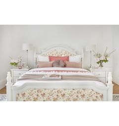 letto in stile provenzale con testata imbottita