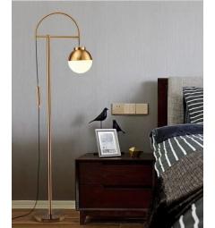 Lampada da terra in ottone stile vintage con paralume in sfera a vetro bianco satinato