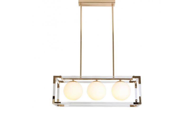 Lampadario a sospensione moderno di design in gabbia oro con 3 paralumi sferici in vetro bianco.