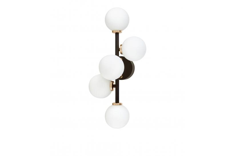 Applique lampada da parete moderno di design in metallo colore nero e oro con 5 luci a sfera in vetro bianco MARSIADA W5