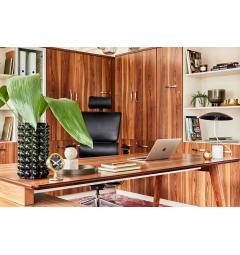 ufficio arredato con una scrivania moderna e mobili legno vivo