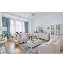 salotto stile francese provenzale con divani in velluto beige, mobili bianchi, tavolo da pranzo