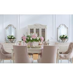 soggiorno classico chiaro avorio in legno con tavolo sedie, vetrine e cassettiere Arrediorg