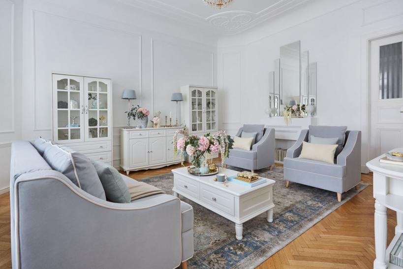 soggiorno completo con divano in stile provenzale e mobili bianchi arrediorg