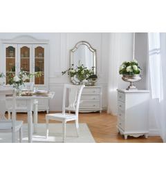 sedia bianca provenzale in lengo in soggiorno