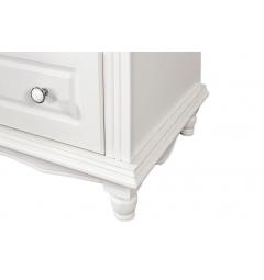 particolare dei piedi del cassettone bianco legno, con cornice decorativa e piedini rialzati