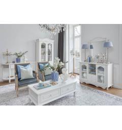 salotto in stile provenzale bianco con mobili di legno