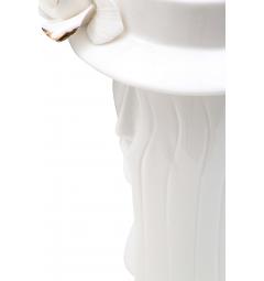 dettaglio volto donna cappello vaso