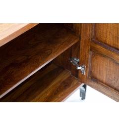 Particolare interno cassetti mobile in legno