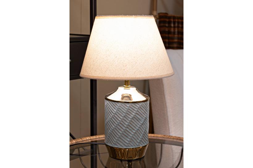 Lampada in ceramica celeste con rifiniture dorate dal design semplice ed elegante