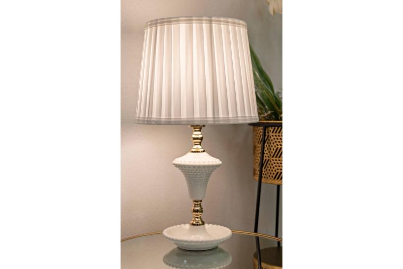 Lampada in ceramica bianca con rifiniture dorate dal design semplice ed elegante