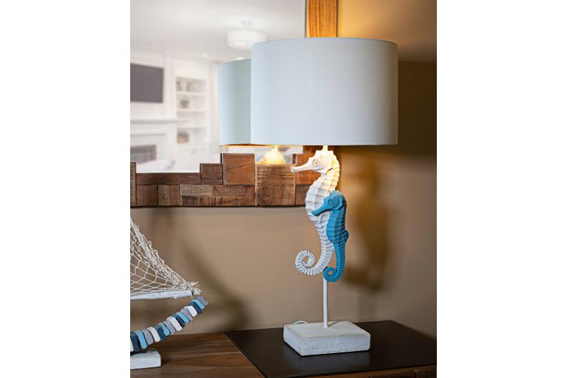 Lampada da tavolo in resina impreziosita da due simpatici cavallucci marini Lampada da tavolo in resina impreziosita da due simpatici cavallucci marini