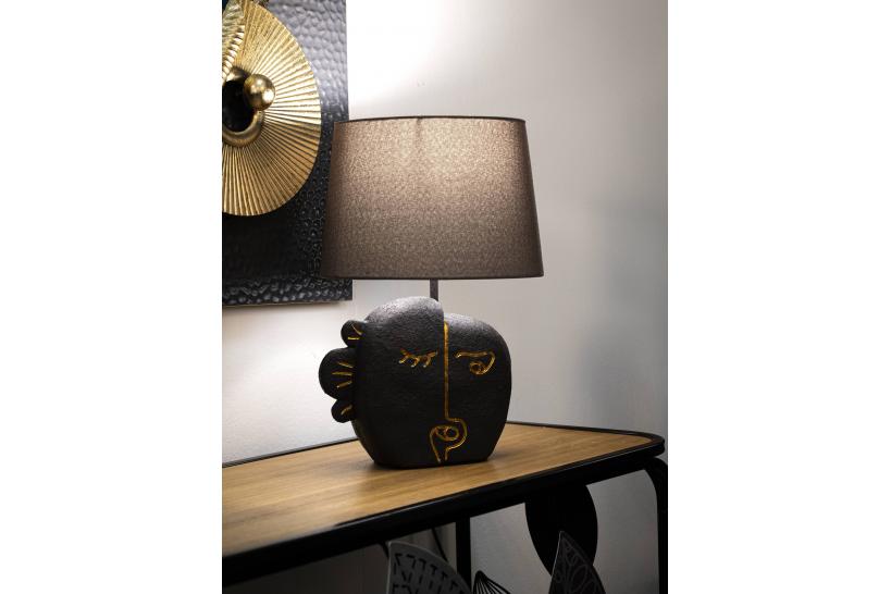 Lampada da tavolo in resina dalla forma ispirata ad un volto tribale