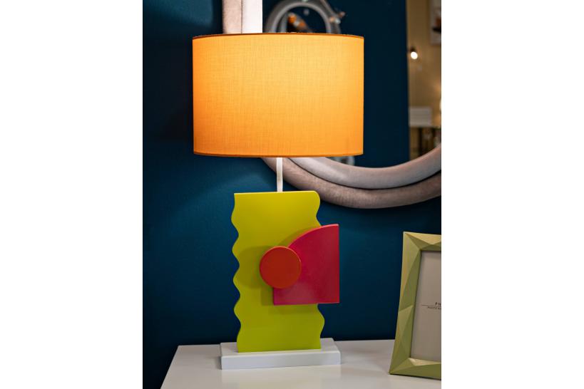 Lampada da tavolo in legno composta da figure che richiamano l'arte futurista