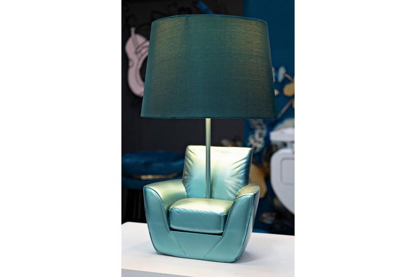 Lampada da tavolo in resina turchese a forma di poltrona ispirata agli anni '70