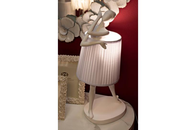 Lampada da tavolo in resina a forma di ballerina