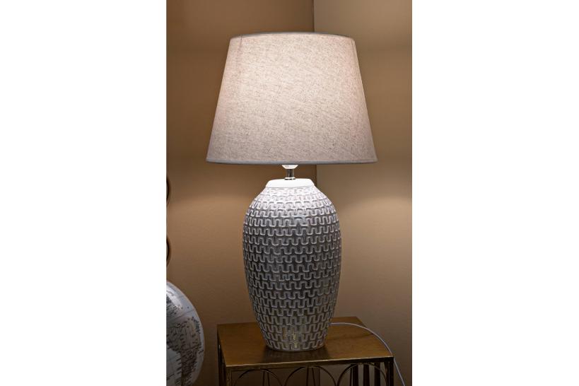 Lampada da tavolo in resina con eleganti decorazioni geometriche in rilievo Lampada da tavolo in resina con eleganti decorazioni geometriche in rilievo