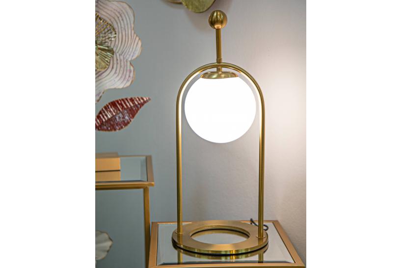 Lampada da tavolo in metallo dorato dalle linee semplici con elegante sfera paralume in vetro bianco Lampada da tavolo in metallo dorato dalle linee semplici con elegante sfera paralume in vetro bianco