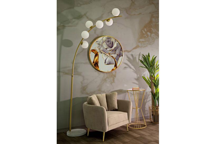 Piantana in metallo dorato con base in marmo dalla forma arquata. Completa di 6 punti luci in eleganti sfere di vetro bianco Piantana in metallo dorato con base in marmo dalla forma arquata. Completa di 6 punti luci in eleganti sfere di vetro bianco