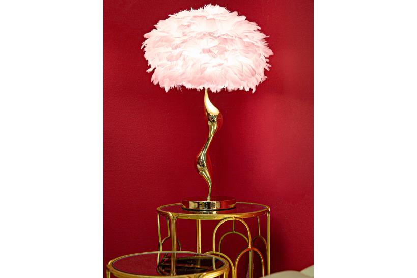 Lampada da tavolo in metallo dorato con elegante decorazione morbida e sinuosa completa di paralume composto da piume Lampada da tavolo in metallo dorato con elegante decorazione morbida e sinuosa completa di paralume composto da piume