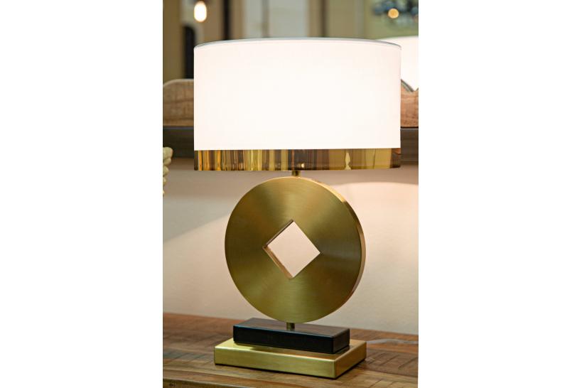 Lampada da tavolo in metallo dorato con elegante decorazione geometrica completa di paralume in tessuto bianco con bordo dorato Lampada da tavolo in metallo dorato con elegante decorazione geometrica completa di paralume in tessuto bianco con bordo dorato