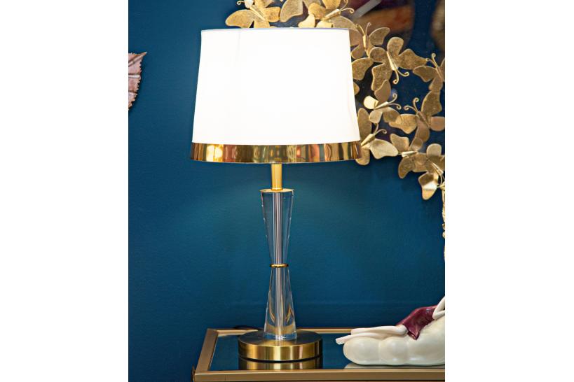 Lampada da tavolo in metallo dorato con elegante decorazione trasparente e con base rotonda