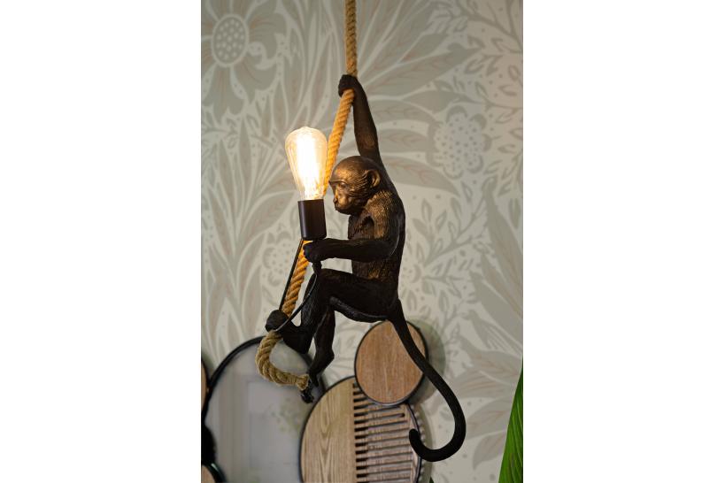 Lampadario in resina a forma di scimmia arrampicata su una corda con in mano la lampadina