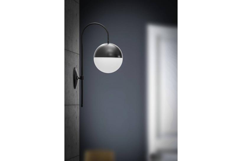 Applique in metallo nero con sfera in vetro bianco, linee essenziali