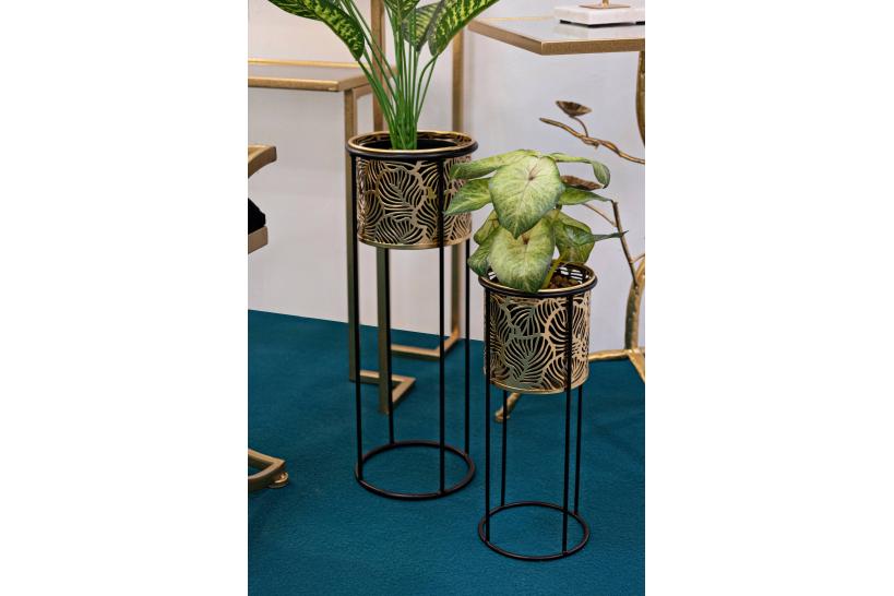 Coppia di portavasi in metallo dorato elegantemente decorati con intagli che richiamano le foglie Coppia di portavasi in metallo dorato elegantemente decorati con intagli che richiamano le foglie