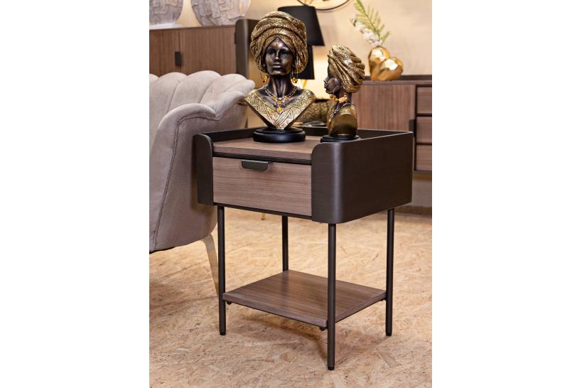 Comodino in metallo e legno con cassetto e ripiano design dalle linee semplici Comodino in metallo e legno con cassetto e ripiano design dalle linee semplici