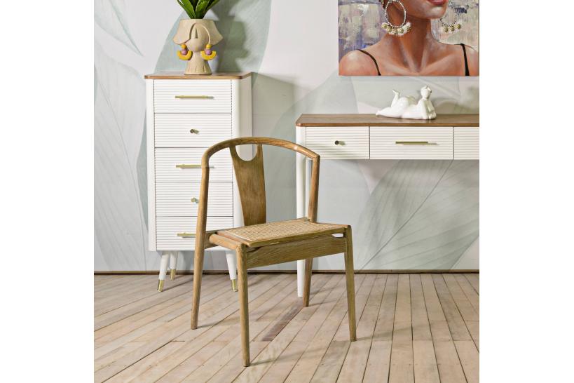 Sedia in legno con il design dello schienale che richiama il Giappone