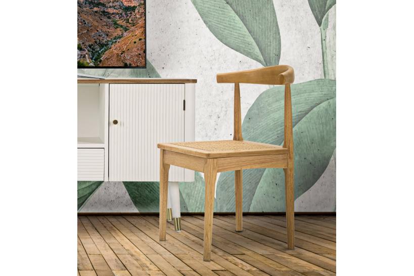 Sedia in legno con il design dello schienale che richiama il Giappone