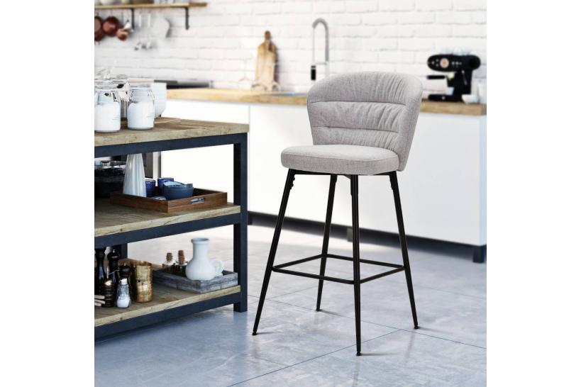 Set di 2 sgabelli bar in tessuto imbottito dalle linee che rimandano al design anni 70 Set di 2 sgabelli bar in tessuto imbottito dalle linee che rimandano al design anni 70