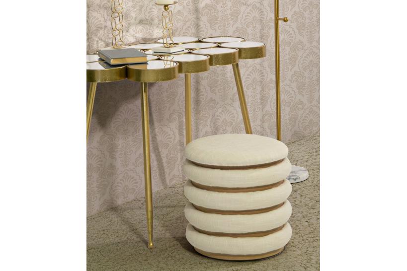 Pouf rotondo in tessuto imbottito e legno dal particolare design composto da cerchi.