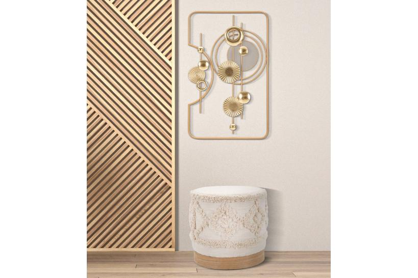 Pouf rotondo in tessuto imbottito elegantemente decorato con base in legno.