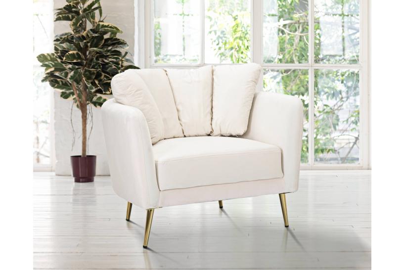 Poltrona in tessuto imbottito beige dalle linee morbide Poltrona in tessuto imbottito beige dalle linee morbide