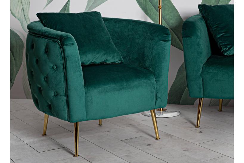 Poltrona in tessuto imbottito verde con comodi braccioli