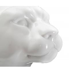Statua bianca a forma di leopardo seduto dalle linee morbide e sinuose