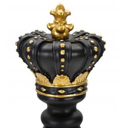 Re degli scacchi nero con eleganti decorazioni dorate