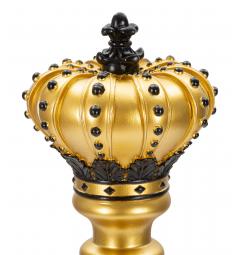 Re degli scacchi dorato con eleganti decorazioni nere