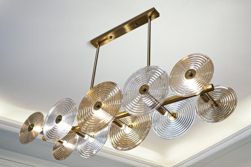 Lampadario in metallo dorato con 7 punti luce - Arrediorg Lampadario in metallo dorato con 7 punti luce - Arrediorg