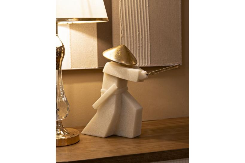 Statua di samurai con cappello e spada dorati - Arrediorg Statua di samurai con cappello e spada dorati - Arrediorg