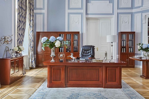 Arredo ufficio in stile classico con scrivania per gli ospiti mobili stile classico ufficio