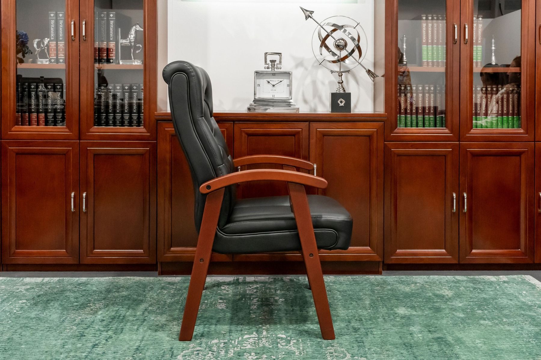 sedia conferenza classica pelle nera gambe legno massello cognac consul