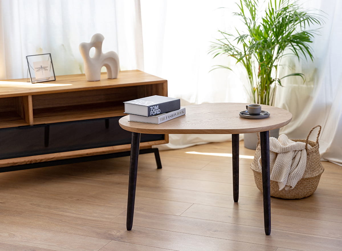tavolino moderno legno massello di rovere naturale 3 gambe ovoidale