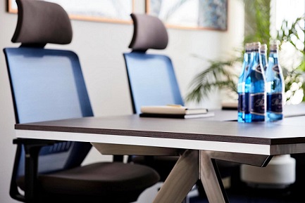 Particolare di un tavolo riunione della linea Evolutio arredo ufficio design legno